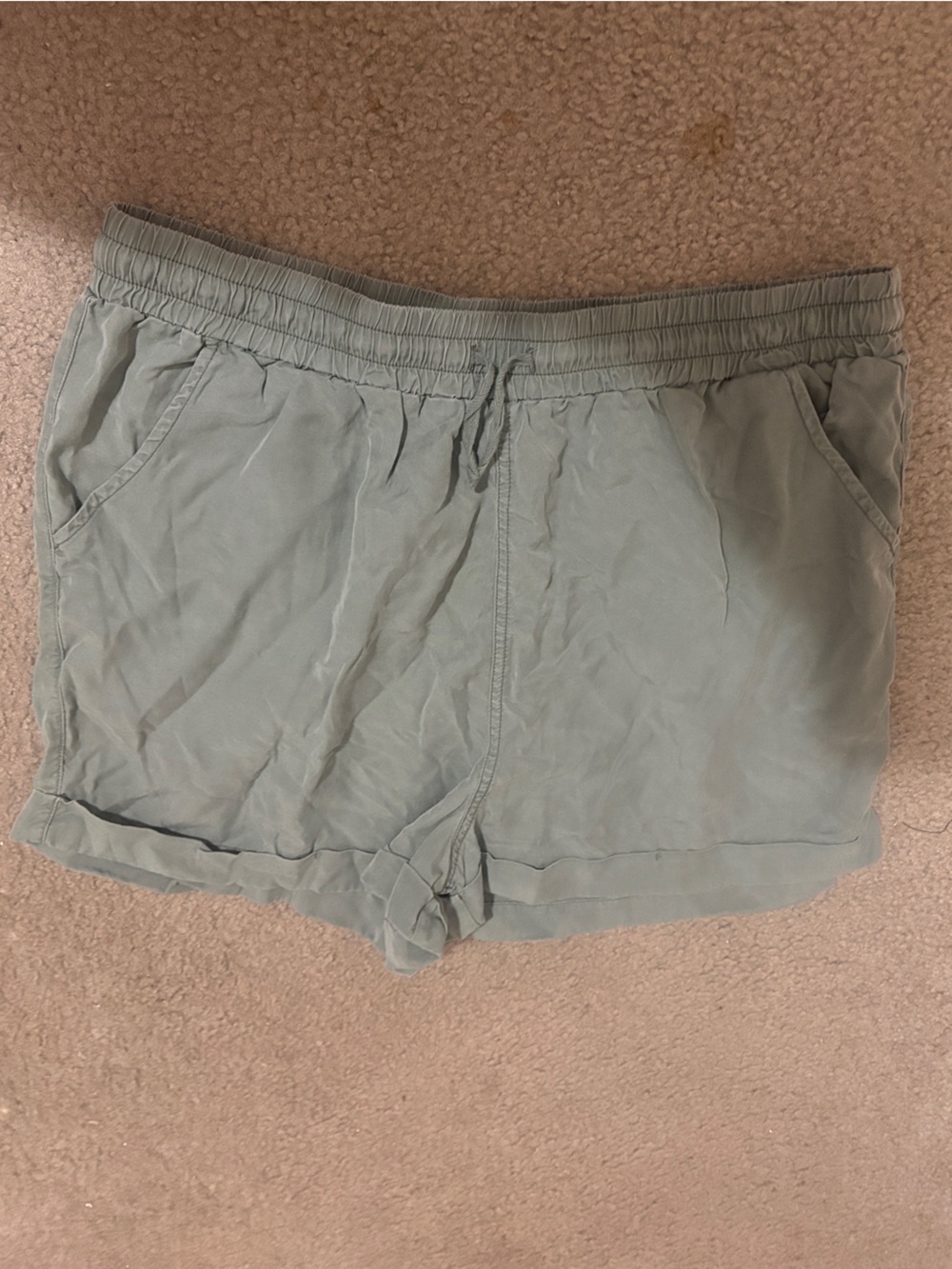 Universal Thread Women’s Sage Green Elastic Shorts with cuff